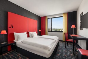 Allergitestet sengetøy, dundyner, minibar og safe på rommet