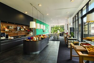 Desayuno buffet diario (CZK 350 por persona)