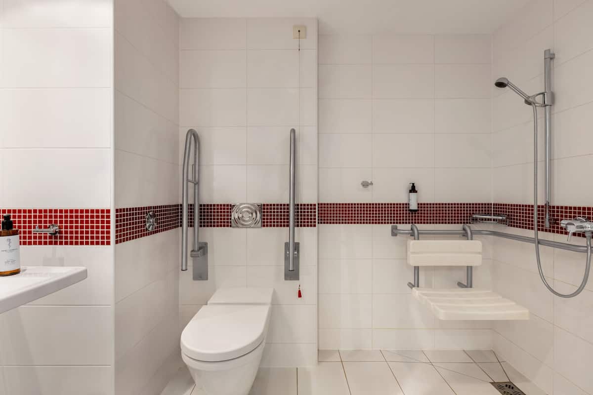 room, accessible | bathroom | shower, free toiletries, hair dryer, towels