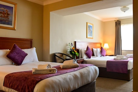 Tabla de planchar con plancha, wifi gratis y ropa de cama . Lawlors Hotel