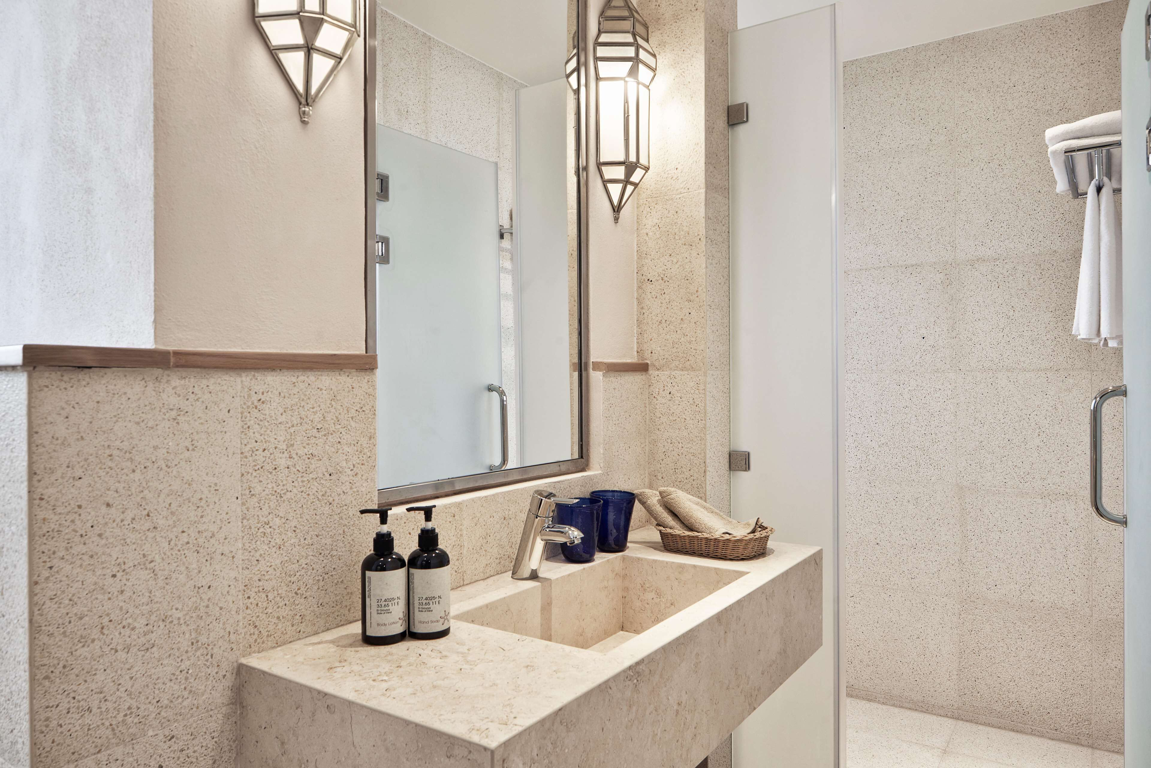 deluxe room | bathroom | shower, eco-friendly toiletries, hair dryer, towels
