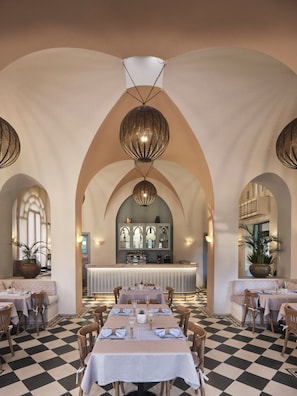 Phục vụ bữa sáng