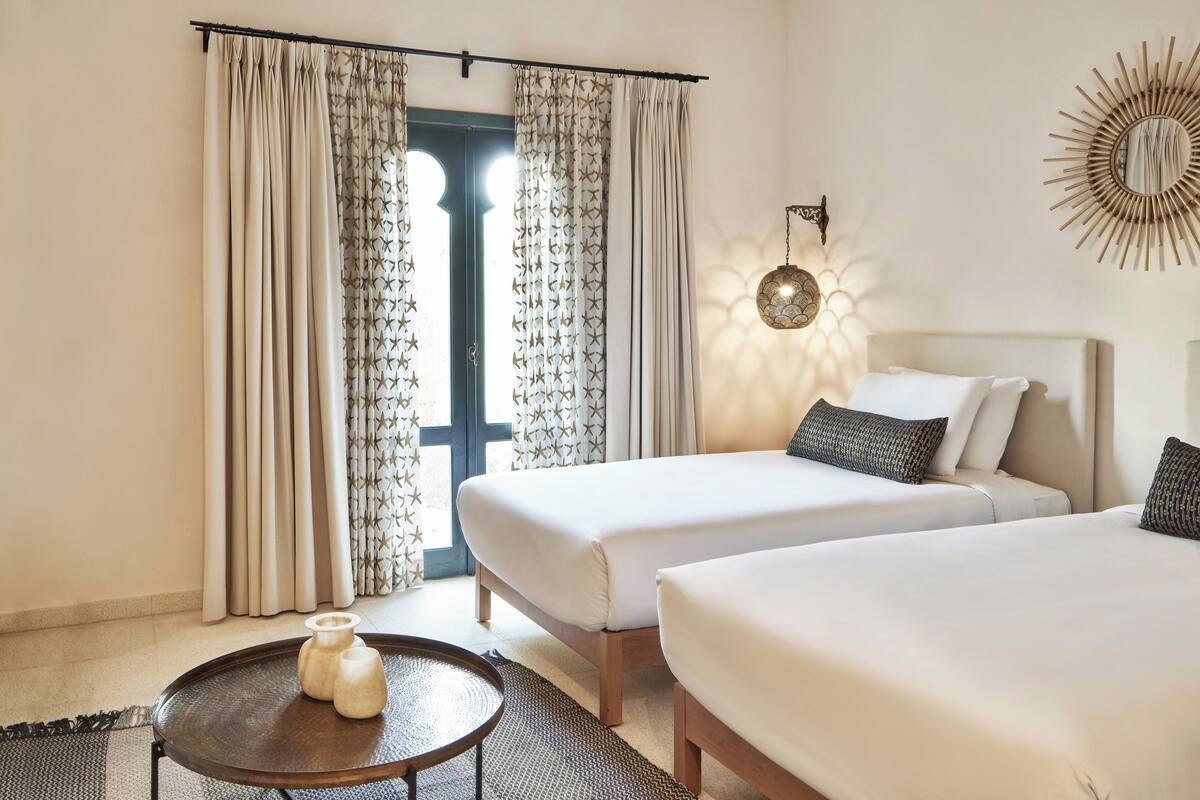 Deluxe Room | Peralatan tempat tidur premium, peti besi dalam bilik 