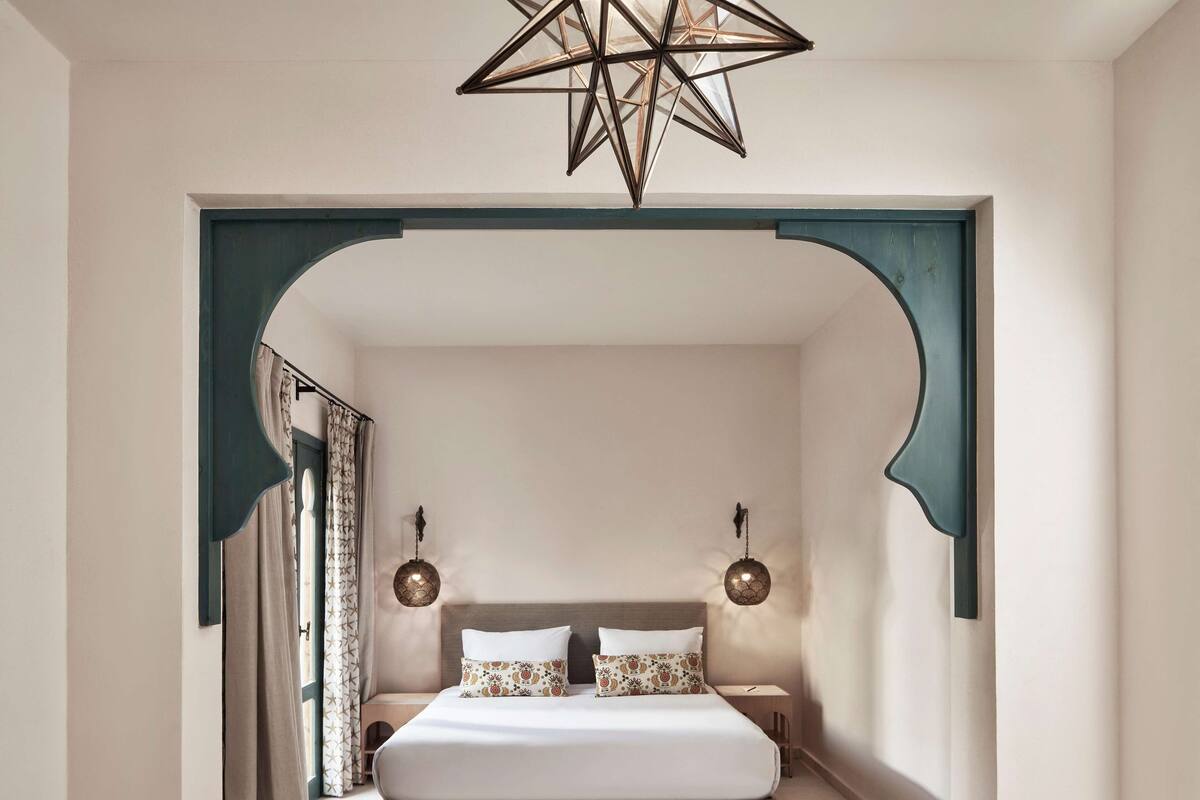 Junior Suite | Peralatan tempat tidur premium, peti besi dalam bilik 