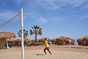 Privatstrand in der Nähe, weißer Sandstrand, Liegestühle, Sonnenschirme