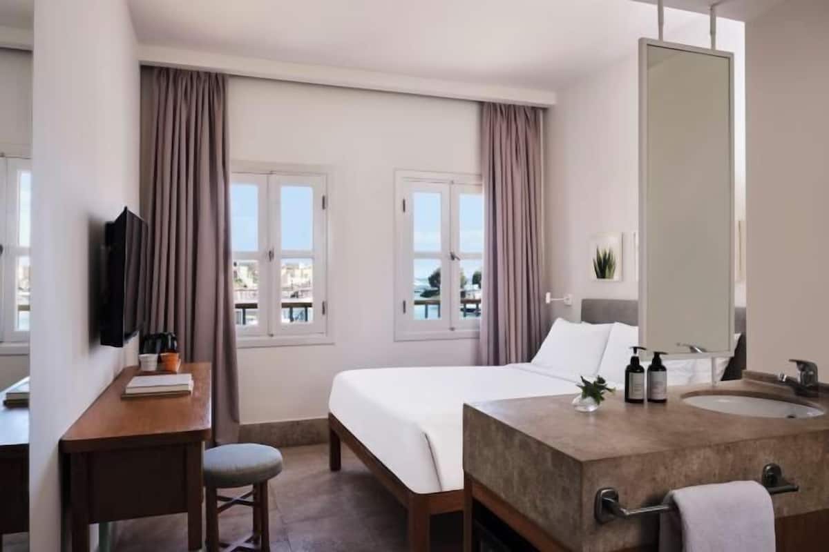 In-room safe, desk, blackout drapes, iron/ironing board (on request)