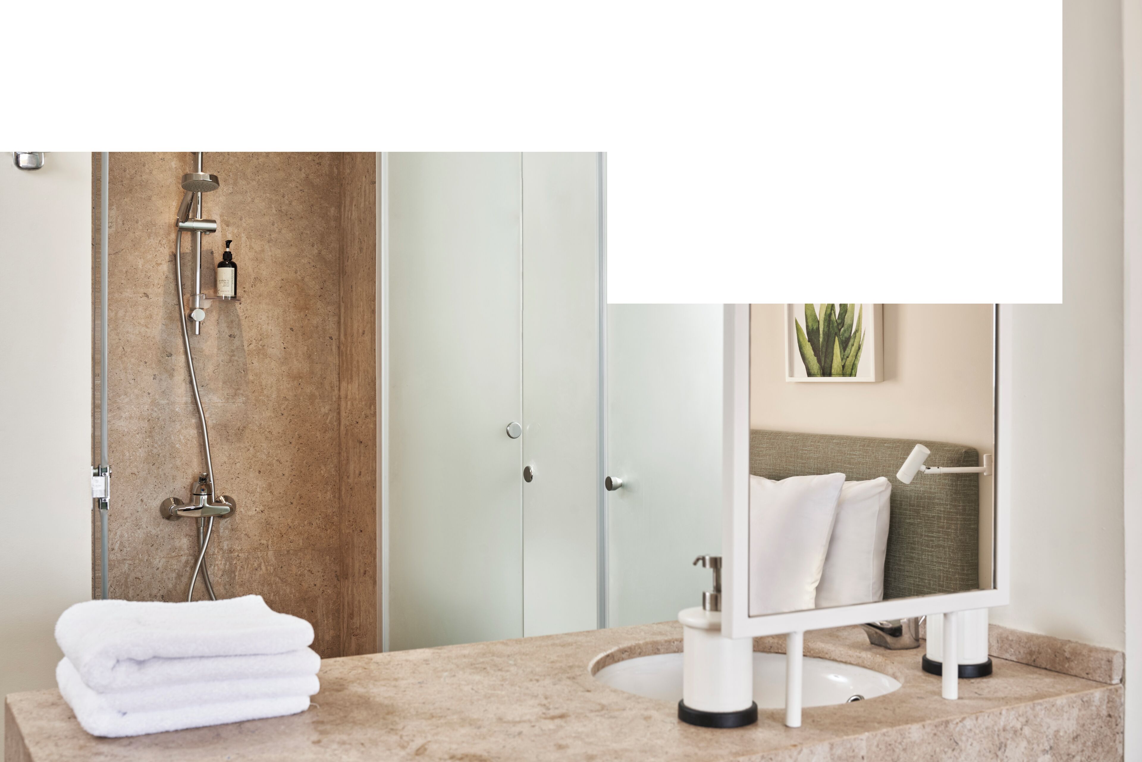 junior suite | bathroom | shower, eco-friendly toiletries, hair dryer, towels