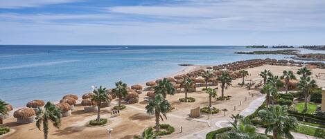Plage privée à proximité, sable blanc, chaises longues, parasols