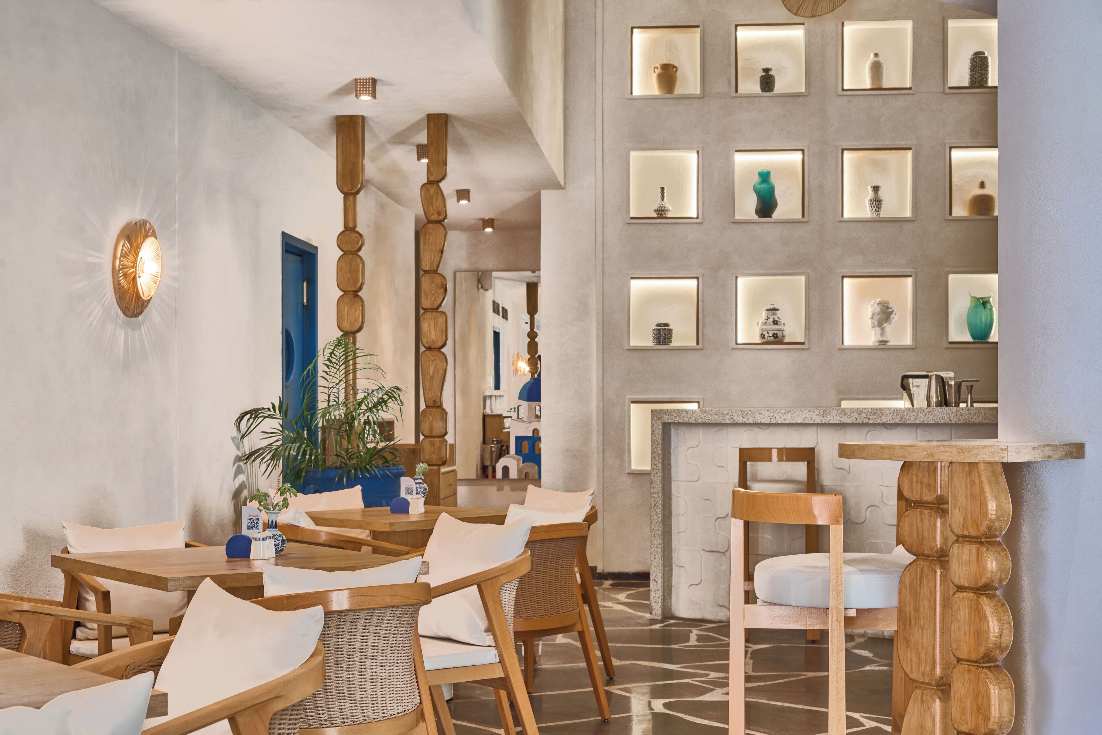 3 restaurants, lunch served