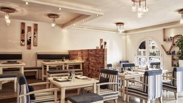 3 restaurantes, é servido almoço