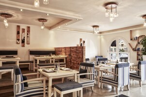 3 restaurants, lunch served