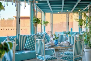 3 间餐厅，供应午餐