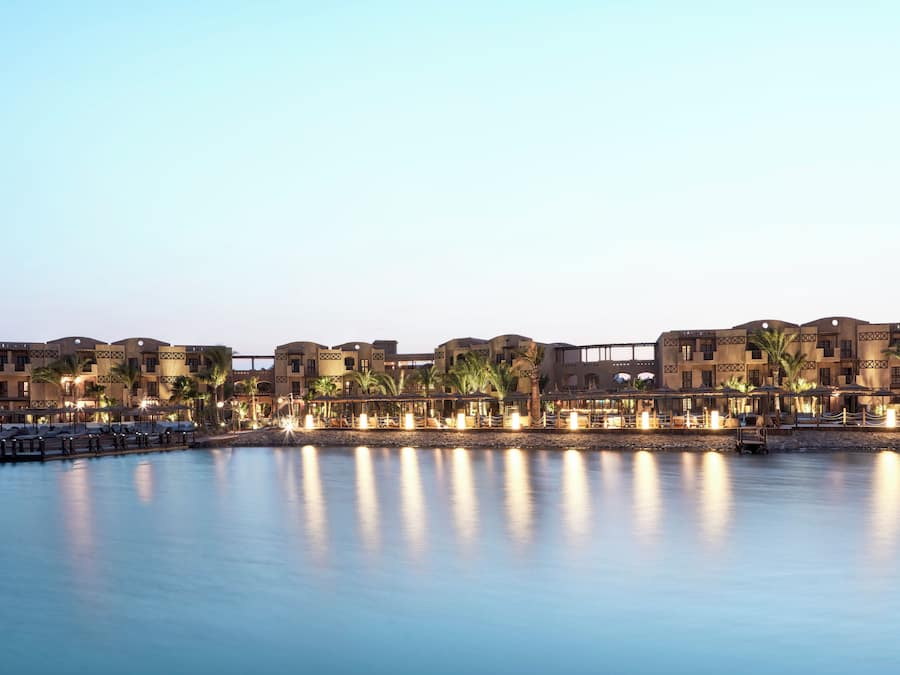 Voorkant accommodatie - avond/nacht