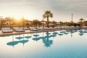 室外游泳池，池畔遮阳伞，日光浴躺椅