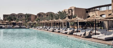 Piscine extérieure, parasols de plage, chaises longues
