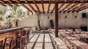 Bar en bord de piscine