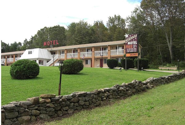 Exterior - Stardust Motel (North Stonington)