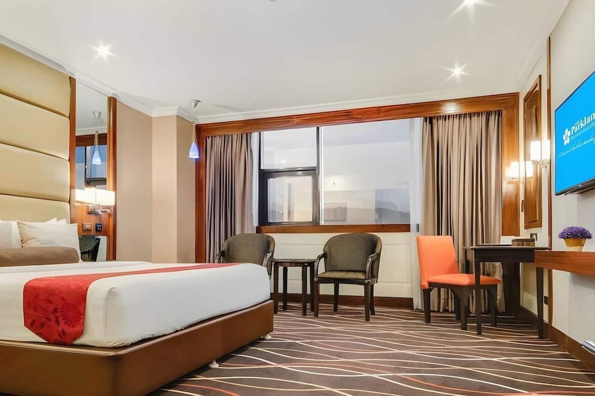 Hochwertige Bettwaren, Minibar, Zimmersafe, Schreibtisch