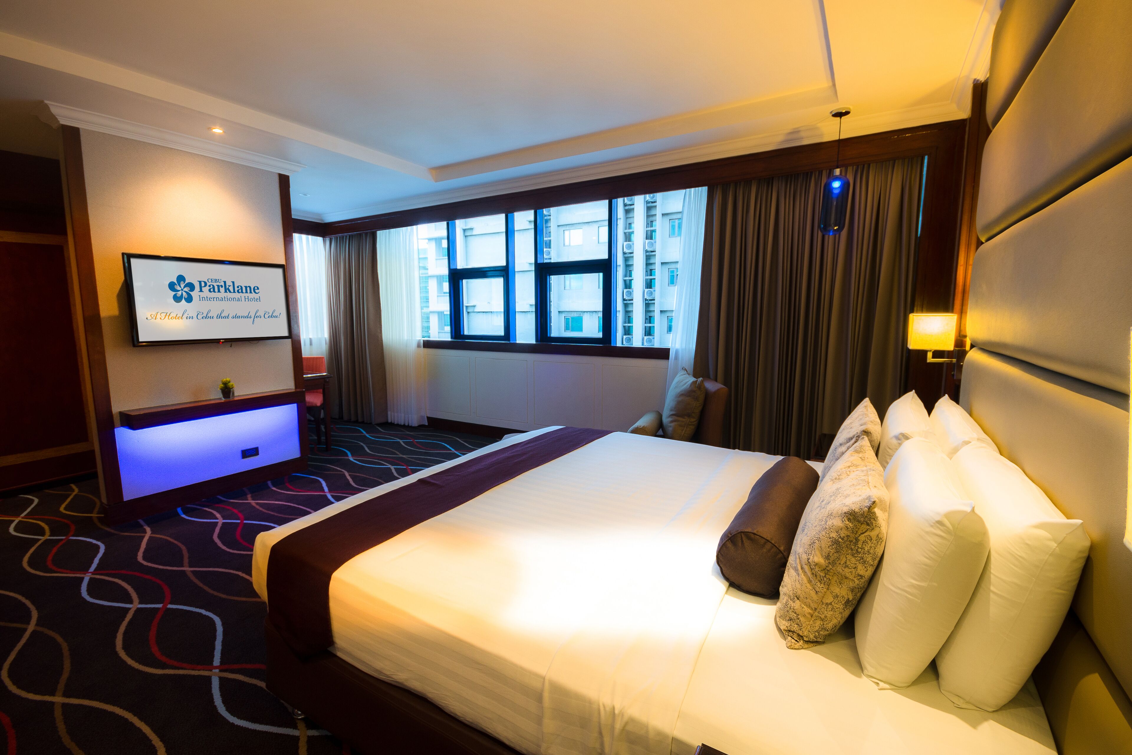 Suite Junior | Seprai premium, minibar, brankas, dan meja kerja