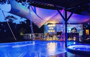 2 piscine all'aperto, cabine incluse nel prezzo, ombrelloni da piscina