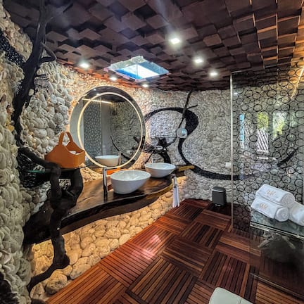 Honeymoon Junior Pool Villa | Bathroom | Free toiletries, hair dryer, slippers, towels