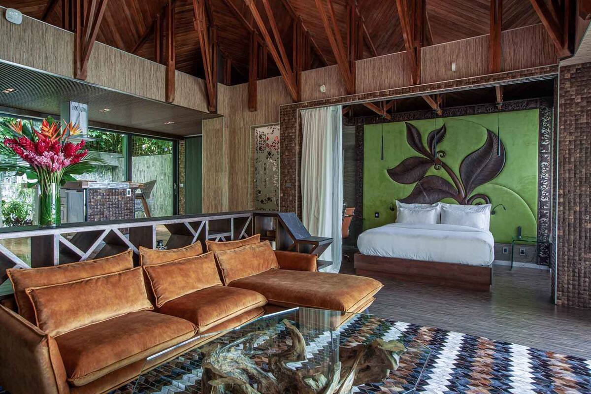 Honeymoon Grand Pool Villa | Área de sala de estar | Televisión de pantalla plana de 55 pulgadas con canales por cable