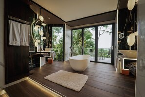 Sky Penthouse Private Pool | Bathroom | Free toiletries, hair dryer, slippers, towels - Makanda by the Sea (Quepos)