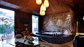 Espace de soins pour les couples, sauna, bain Ă remous, soins corporels