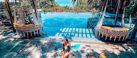 2 piscines extérieures, cabanons gratuits, parasols de plage