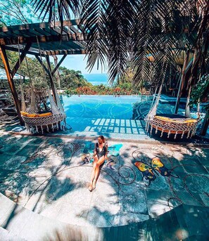 2 piscines extérieures, cabanons gratuits, parasols de plage