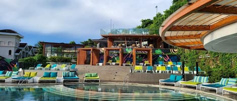 6 outdoor pools, free pool cabanas, pool umbrellas