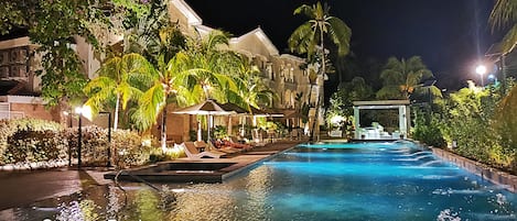 6 outdoor pools, free pool cabanas, pool umbrellas