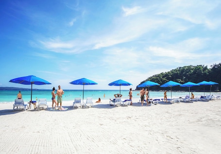 Private beach, white sand, free beach shuttle, sun loungers. Fairways and Bluewater Boracay