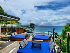 10 restaurants; breakfast, lunch, and dinner served