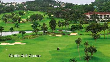 Un campo de golf con vista al océano y un edificio al fondo.