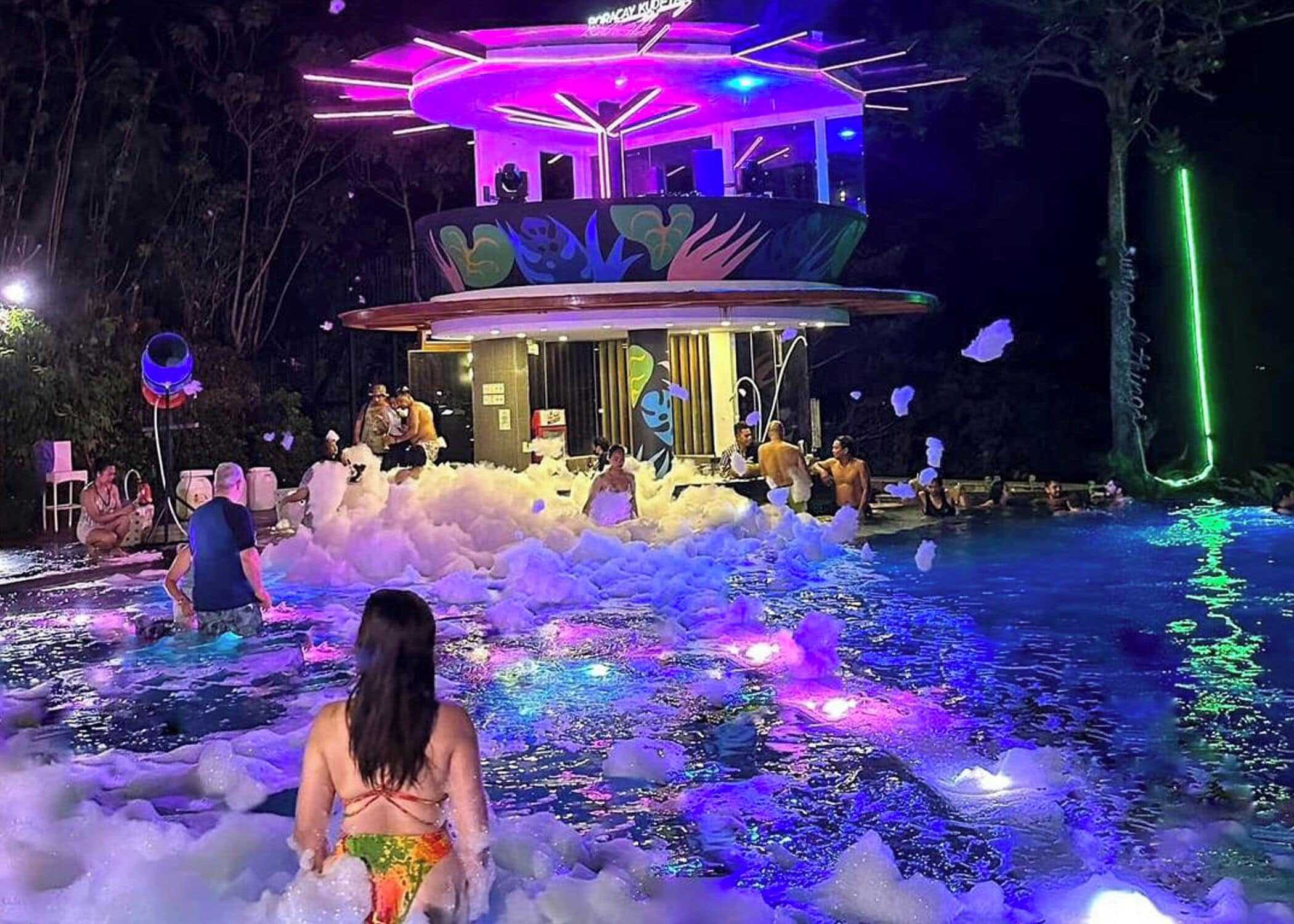 6 outdoor pools, free pool cabanas, pool umbrellas