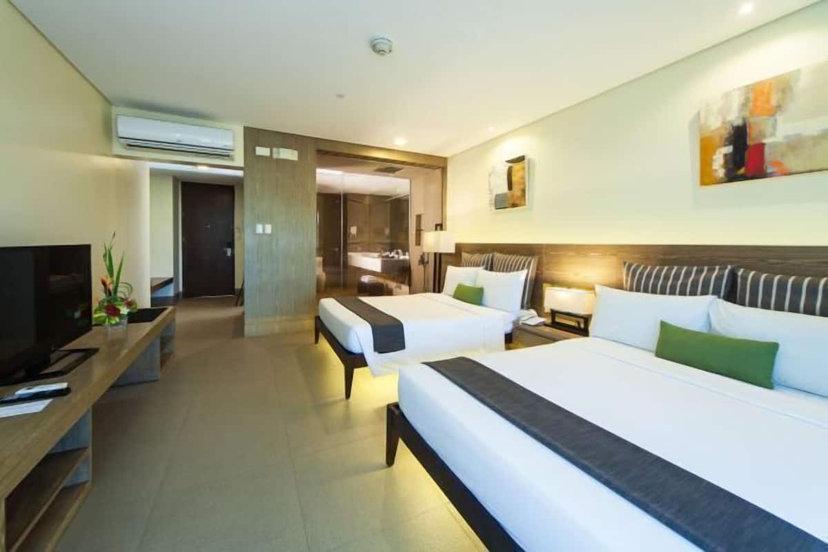 Ropa de cama de alta calidad, cubrecamas y minibar