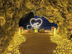 10 restaurants, breakfast, lunch, dinner served; international cuisine 