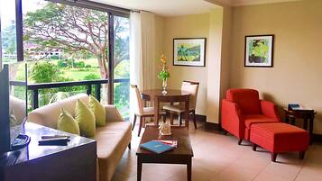 Island Suite | Living area | LED TV, table tennis