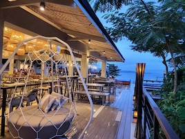 10 restaurants, breakfast, lunch, dinner served; international cuisine