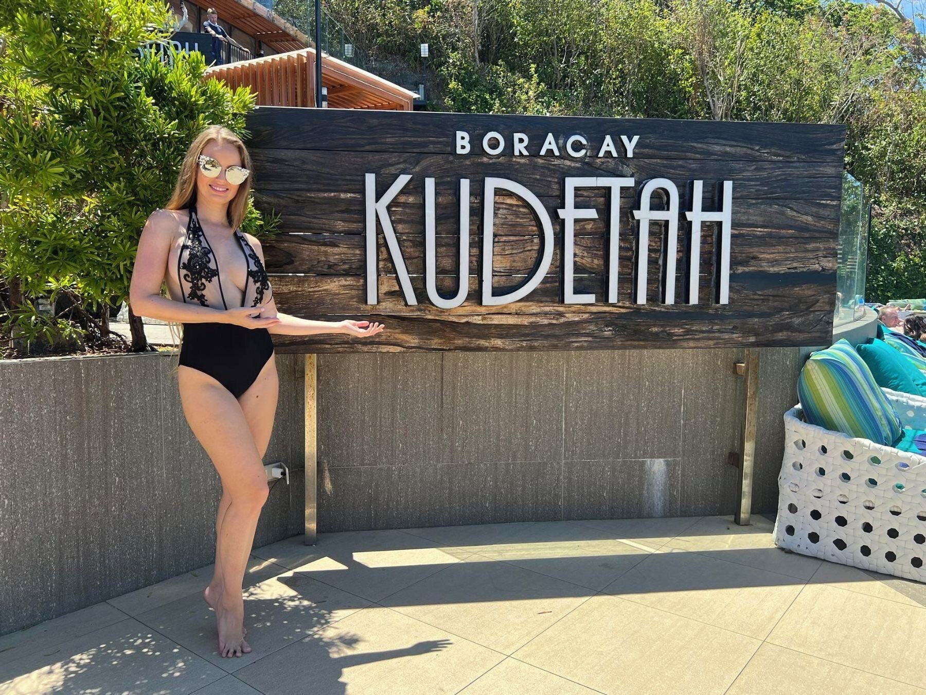 Un letrero con el texto 'BORACAY KUDETAH' en una tabla de madera.