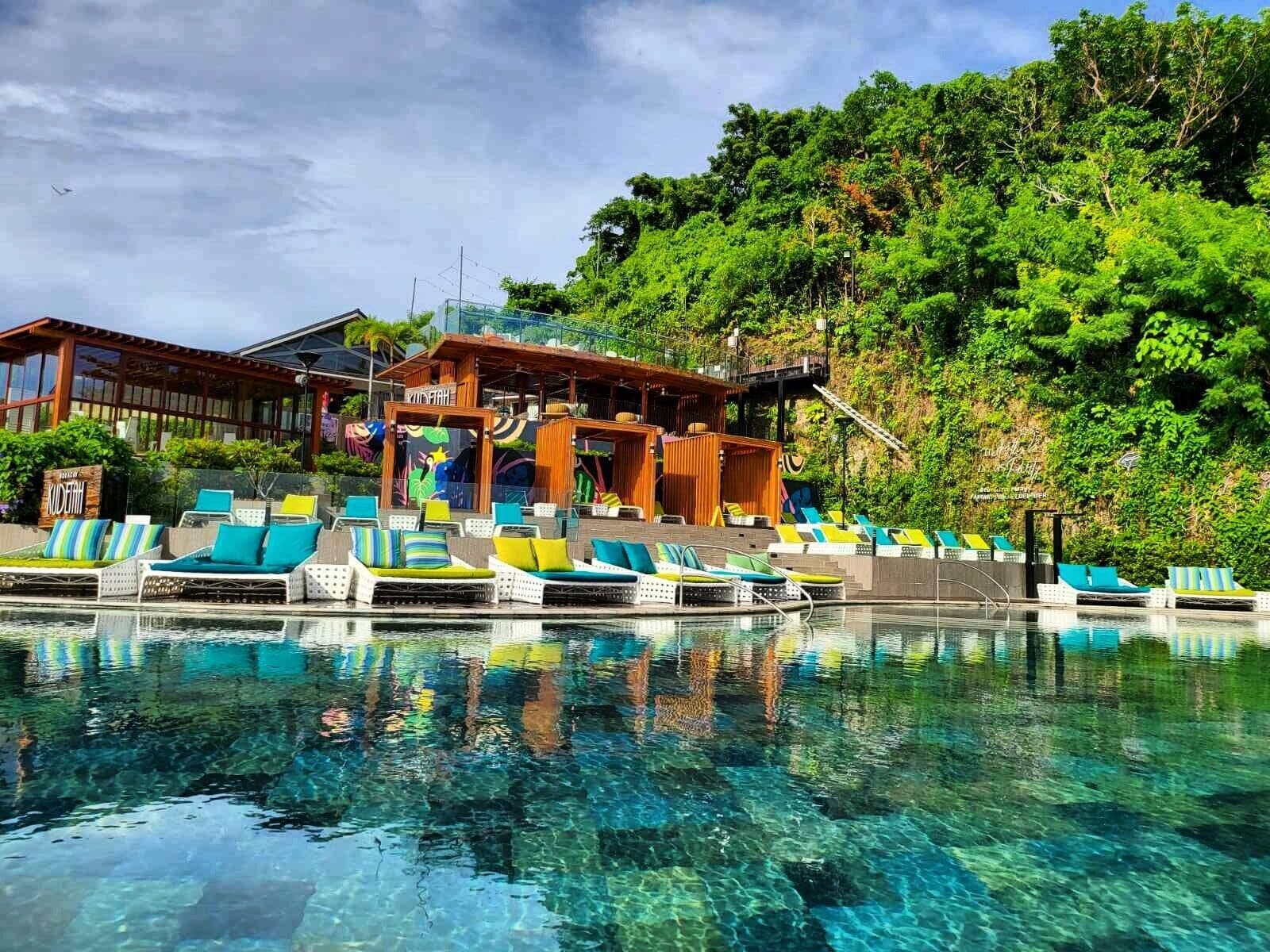 6 outdoor pools, free pool cabanas, pool umbrellas