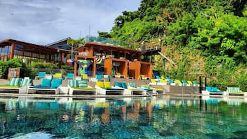 6 outdoor pools, free pool cabanas, pool umbrellas