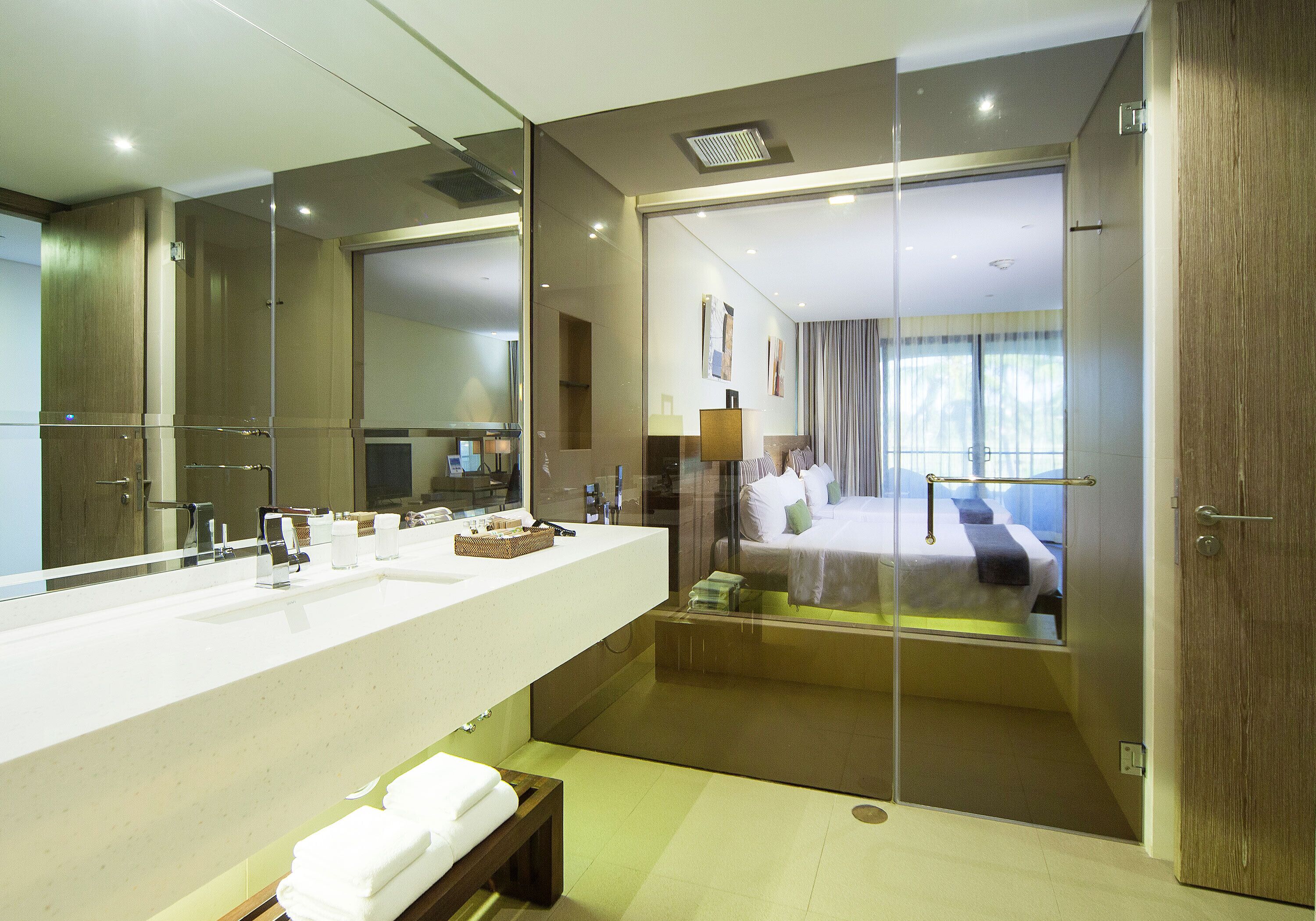 executive suite | bathroom | shower, rainfall showerhead, free toiletries, hair dryer