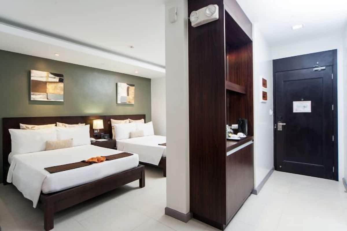Ropa de cama de alta calidad, cubrecamas y minibar