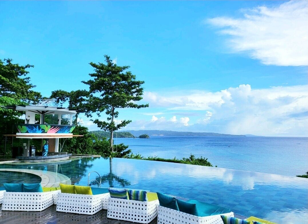 6 outdoor pools, free cabanas, pool umbrellas