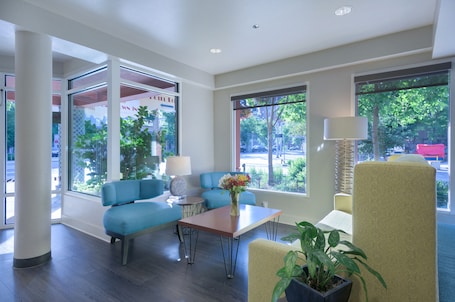 Lobby sitting area. The Belltown Inn