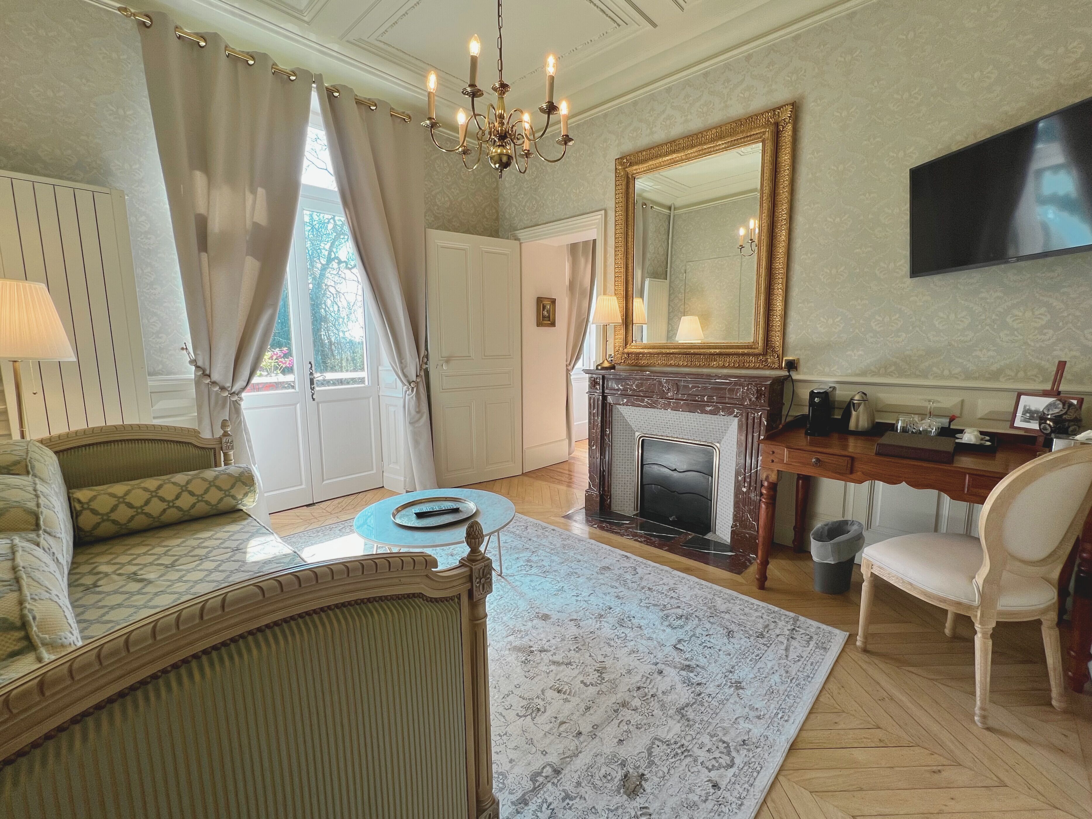 traditional suite, bathtub, garden view | premium bedding, in-room safe, desk, free wifi