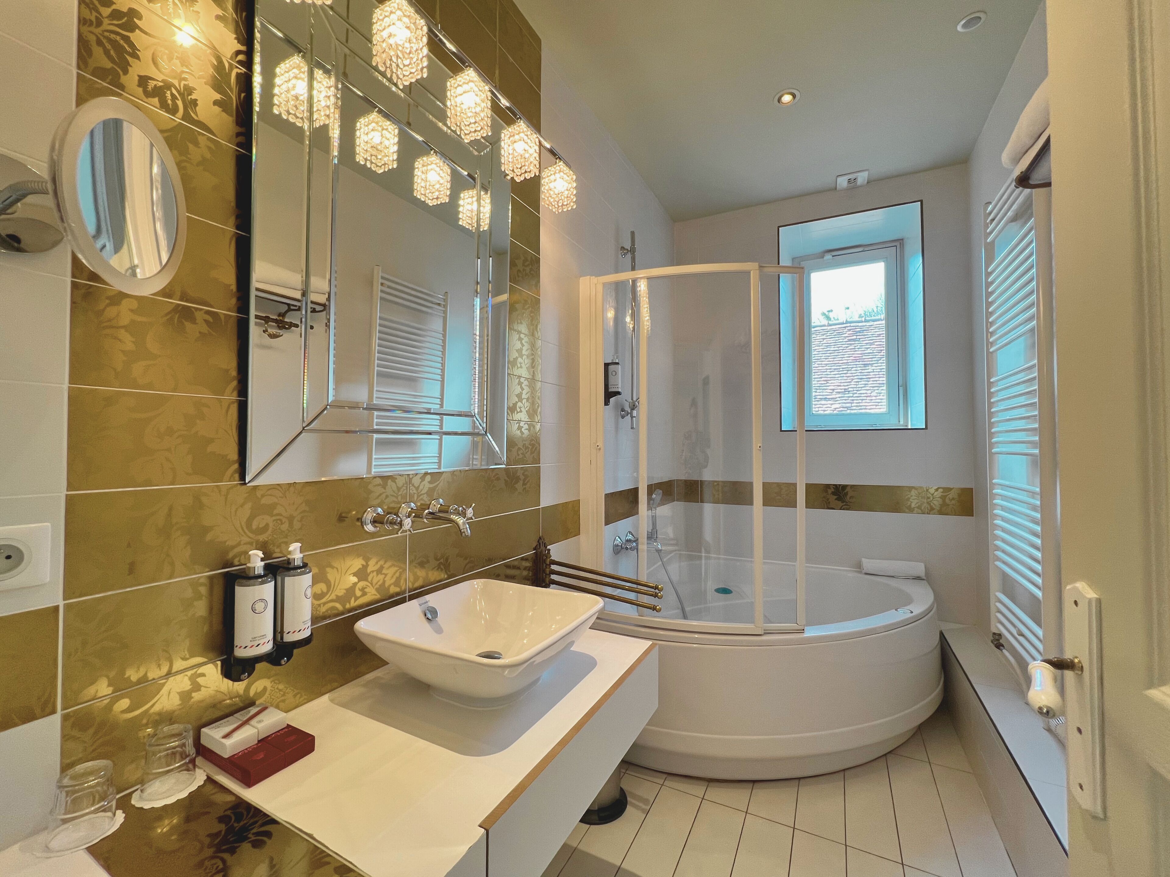 traditional suite, bathtub, garden view | bathroom | free toiletries, hair dryer, towels