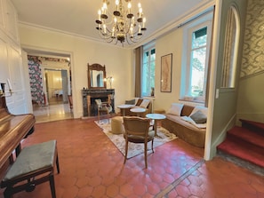 Bar (on property) - Chateau de Challanges (Beaune)
